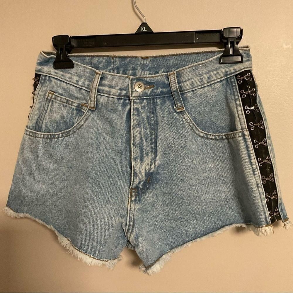 Vintage Unity Light Wash Denim Hook and Eye‎ Side Detail Cut Off Shorts Size 5